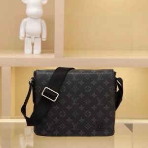 The easy-to-carry messenger bag, this particularly new District Small handbag is the ideal everyday companion—elegant, lightweight, and spacious inside, combining practicality with sophistication. Monogramme Eclipse canvas - Fabric lining - Calf leather trim - Adjustable shoulder strap - 2 built-in iPad pockets - Pocket under flap!! Dimensions: 25x22x7cm